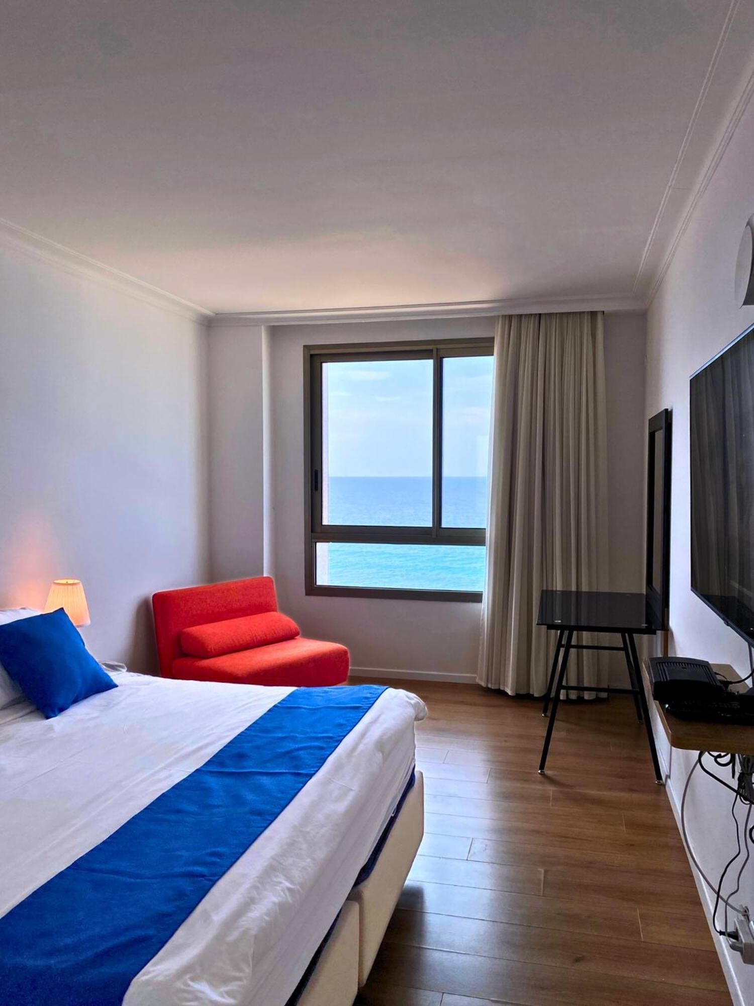 Almog Beach Apartments מגדלי חוף הכרמל חיפה Extérieur photo